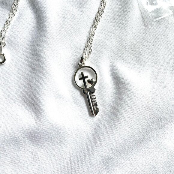 Los Angeles Faith Key Pendant Chain Necklace Silver Tone Spring Ring - Picture 3 of 5